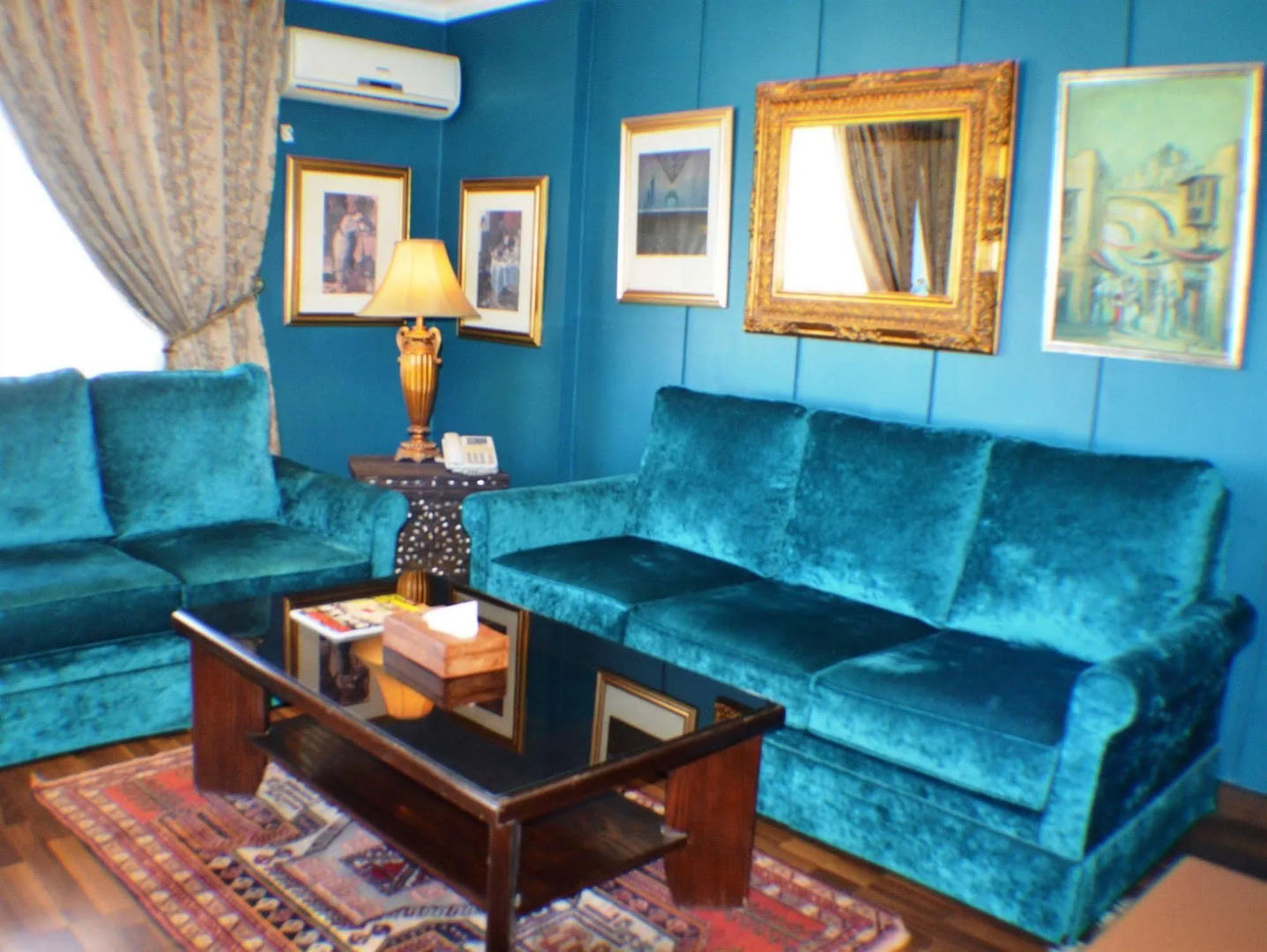 Gondola Hotel and Suites