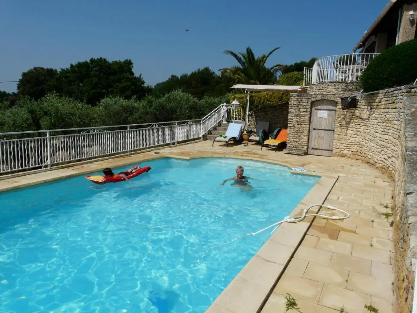 Maison de vacances avec piscine privée, possédant une très une jolie vue sur le Luberon, agréable jardin, située à Mérindol, 8 personnes, LS2-153 MAGNIFI
