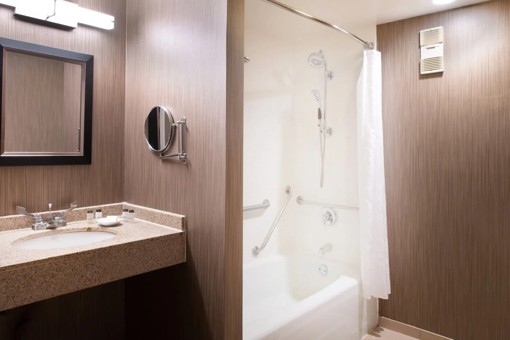 Sheraton Milwaukee Brookfield Hotel