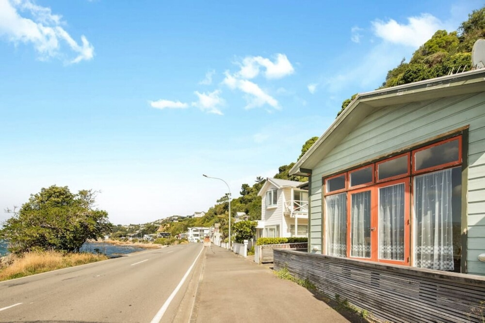 Pristine 2-bed waterfront, Karaka Bays