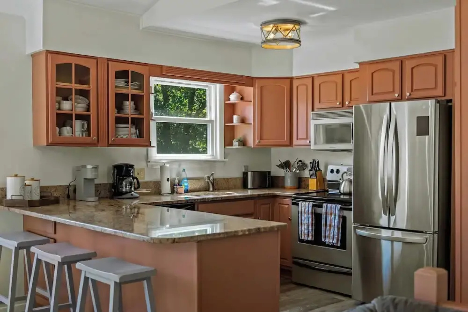 Lake It Right by Avantstay Lakefront w/ Dock, Hot Tub, Fire Pit & Game Room