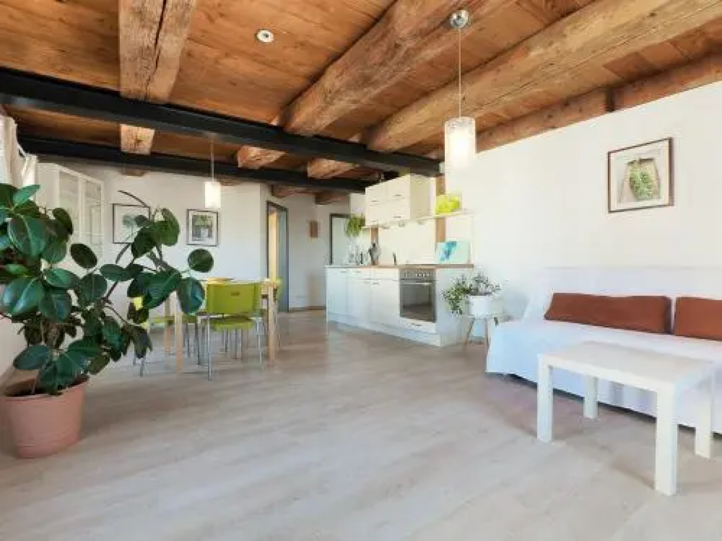 ESCASA Ferienwohnungen alte Schule