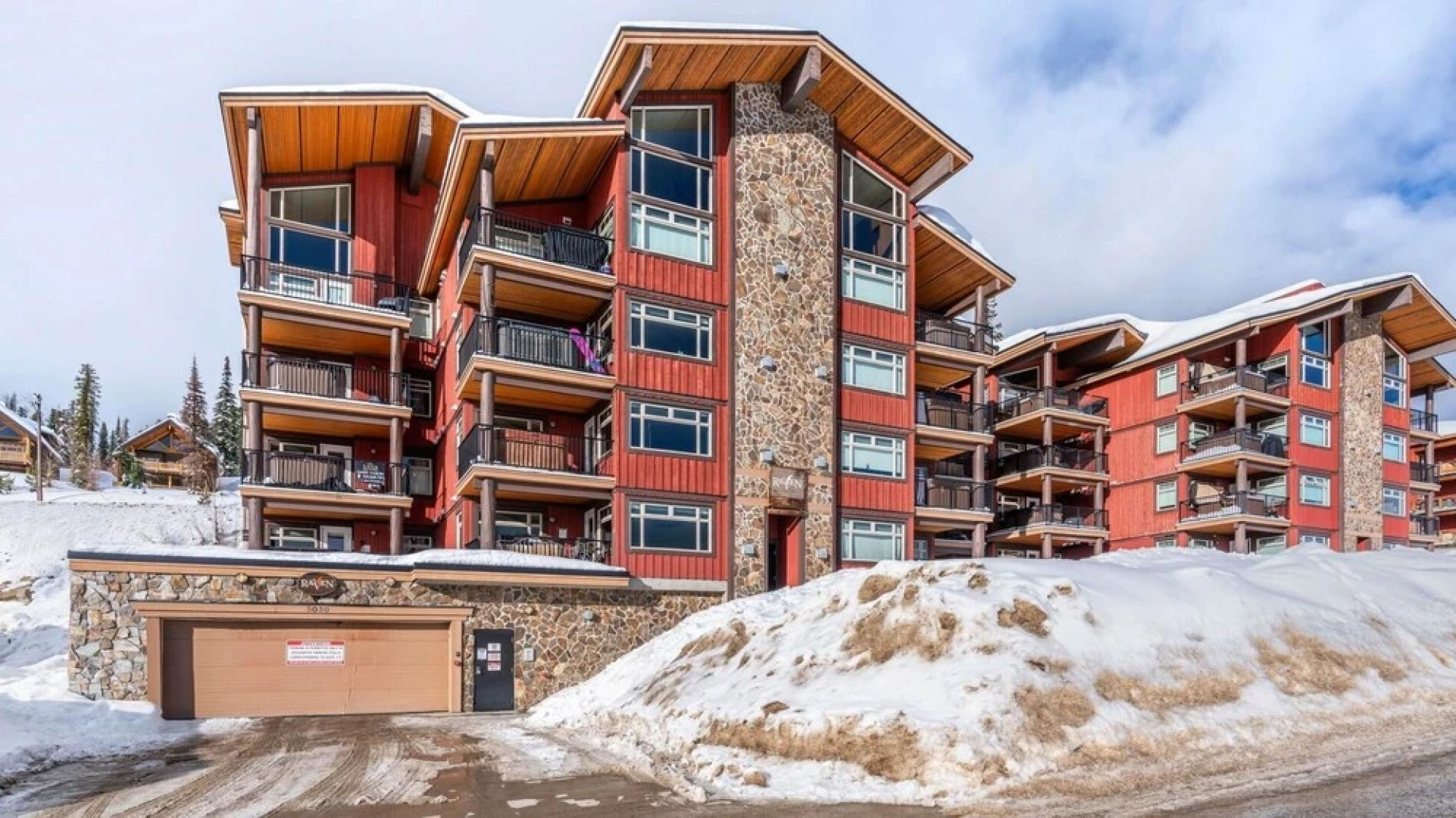 Raven's Nest - Luxury Pet Friendly Condo w/ Private Hot Tub & Mountain Views