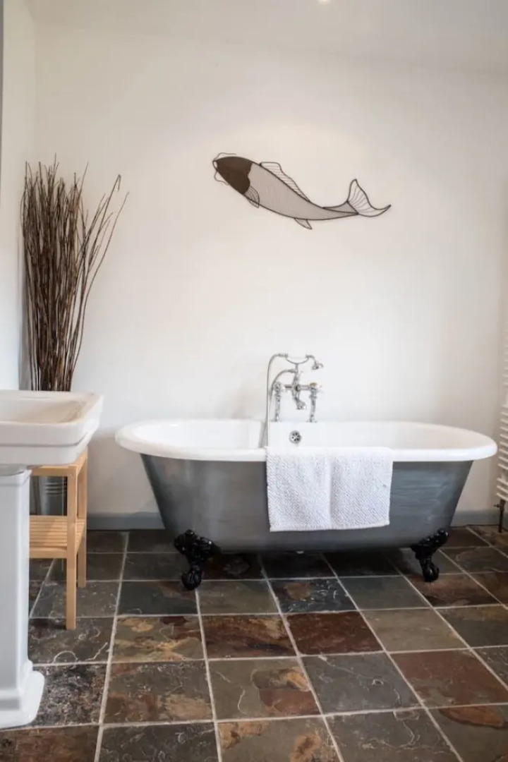 Superb detached Grade II listed barn conversion with hot tub & FREE membership to nearby Leisure Club