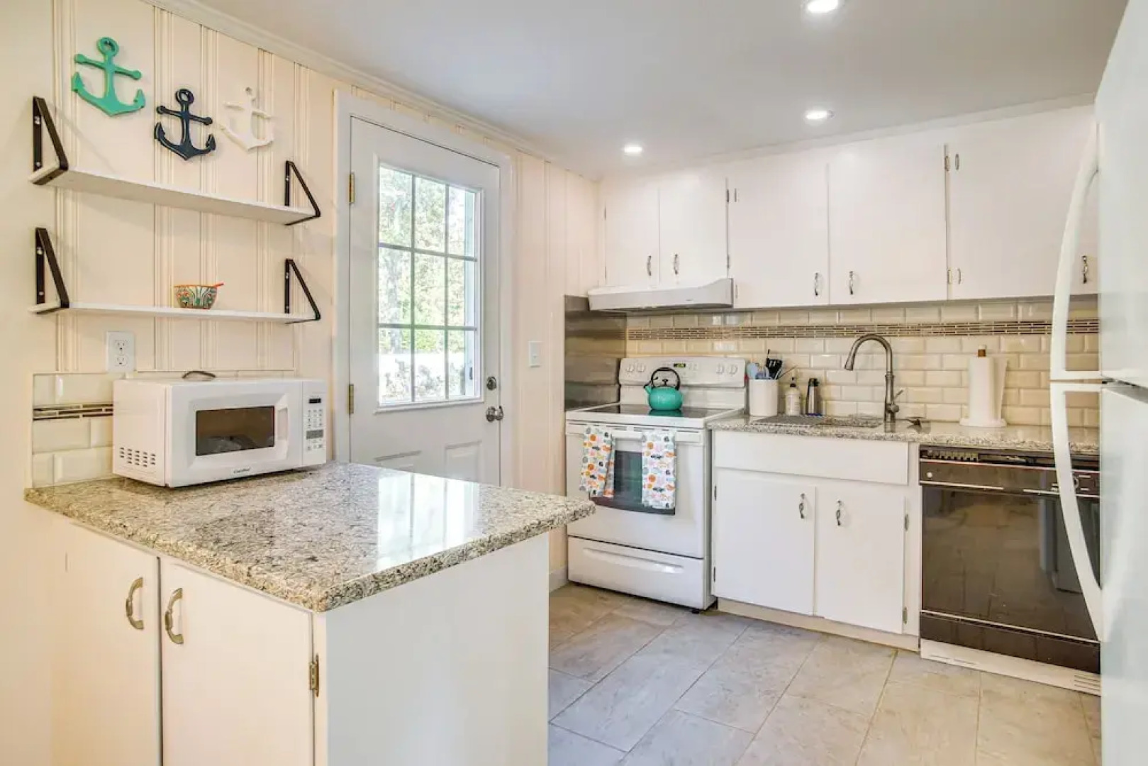 Bike to Private Beach: Cape Cod Escape w/ Sunroom