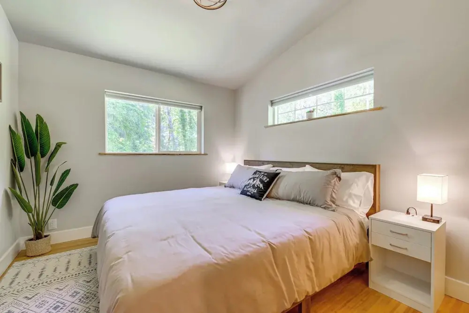 Deck, Hot Tub & Views: Sleek Getaway in Index!