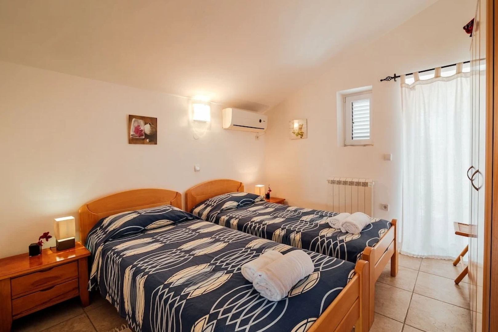 Spacious Family 4BR Seaside House, Fantastic Sea Views, 20 Meters to Beach