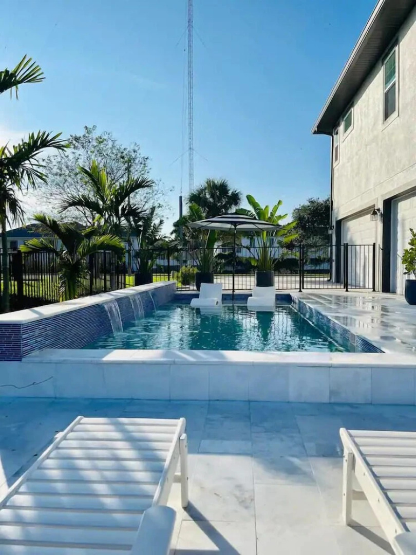 My Kind Of Town 5 Bedroom Home by Redawning