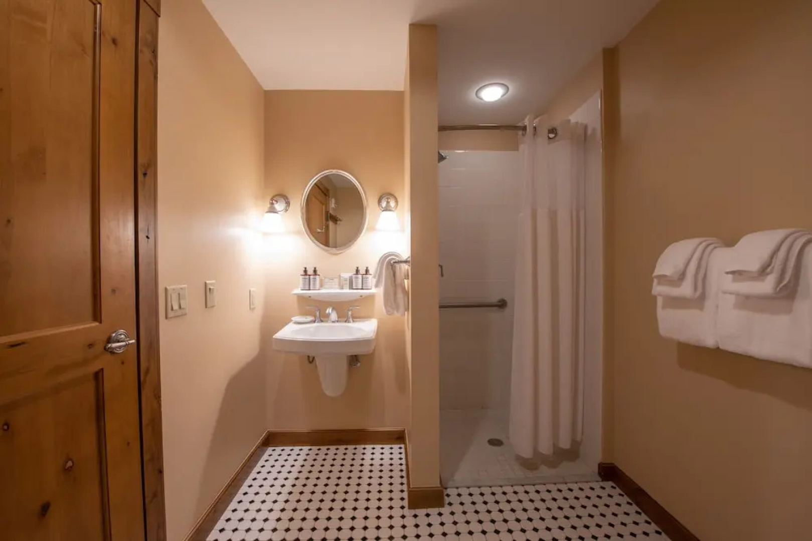 Wheelchair Accessible 2-Bedroom Slopeside Condo - No Cleaning Fee! by RedAwning