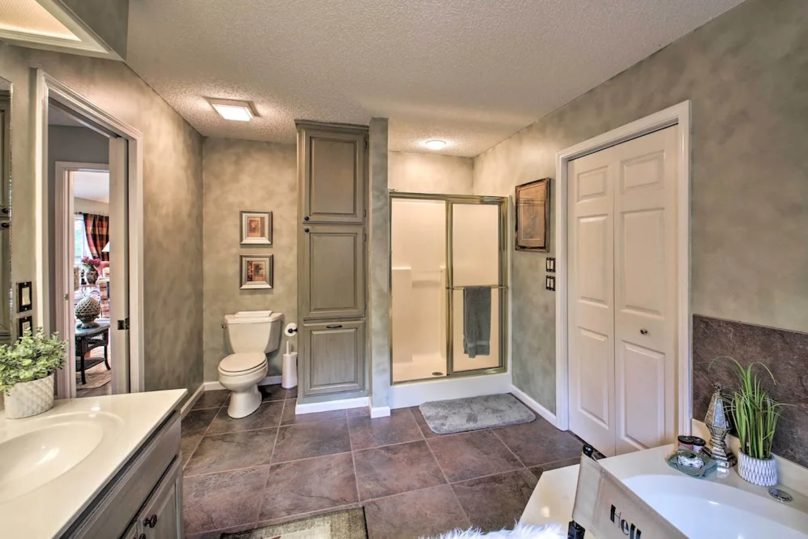 3 Mi to Lake Desoto: Home w/ Furnished Deck!