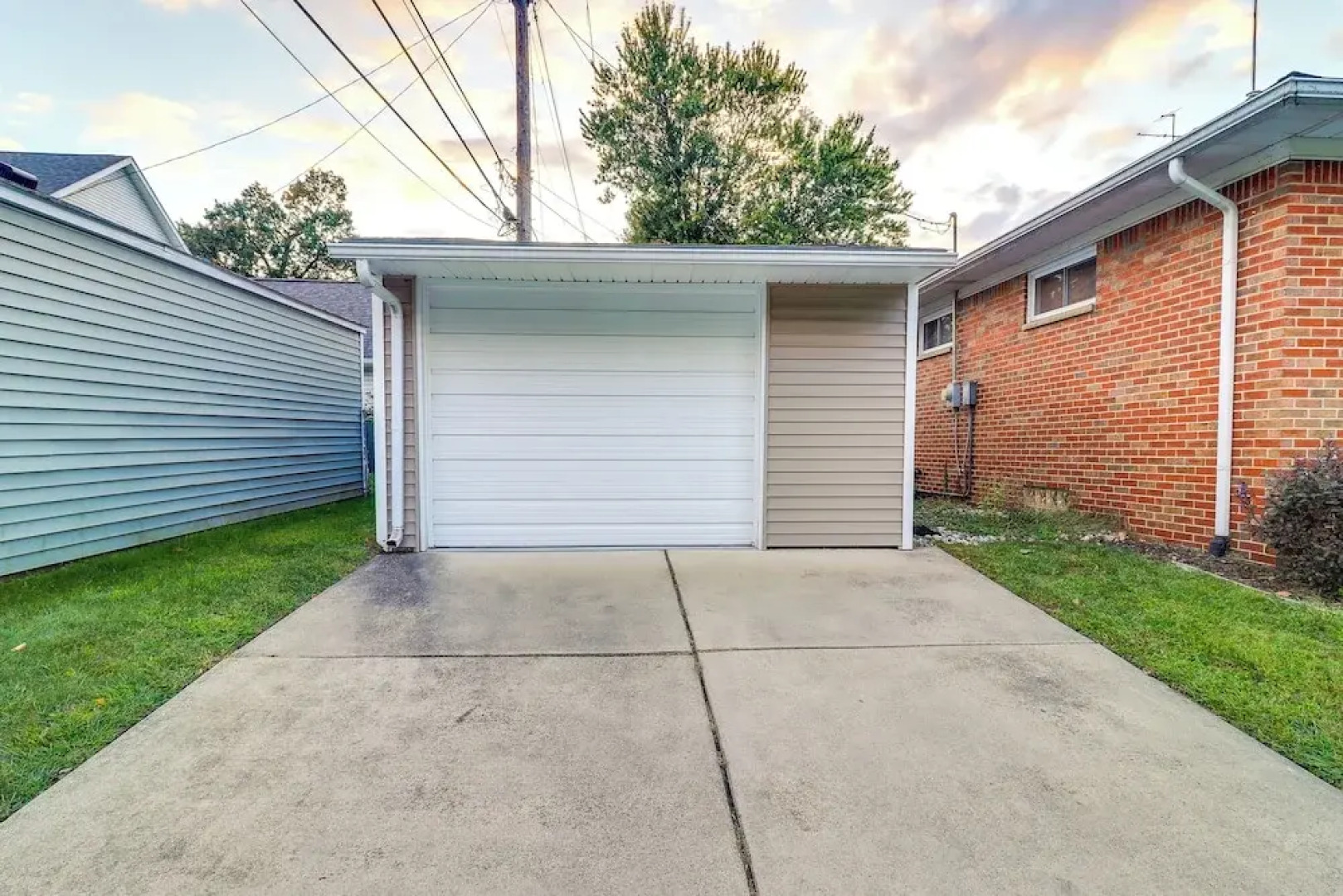 Royal Oak Home: 13 Mi to Downtown Detroit