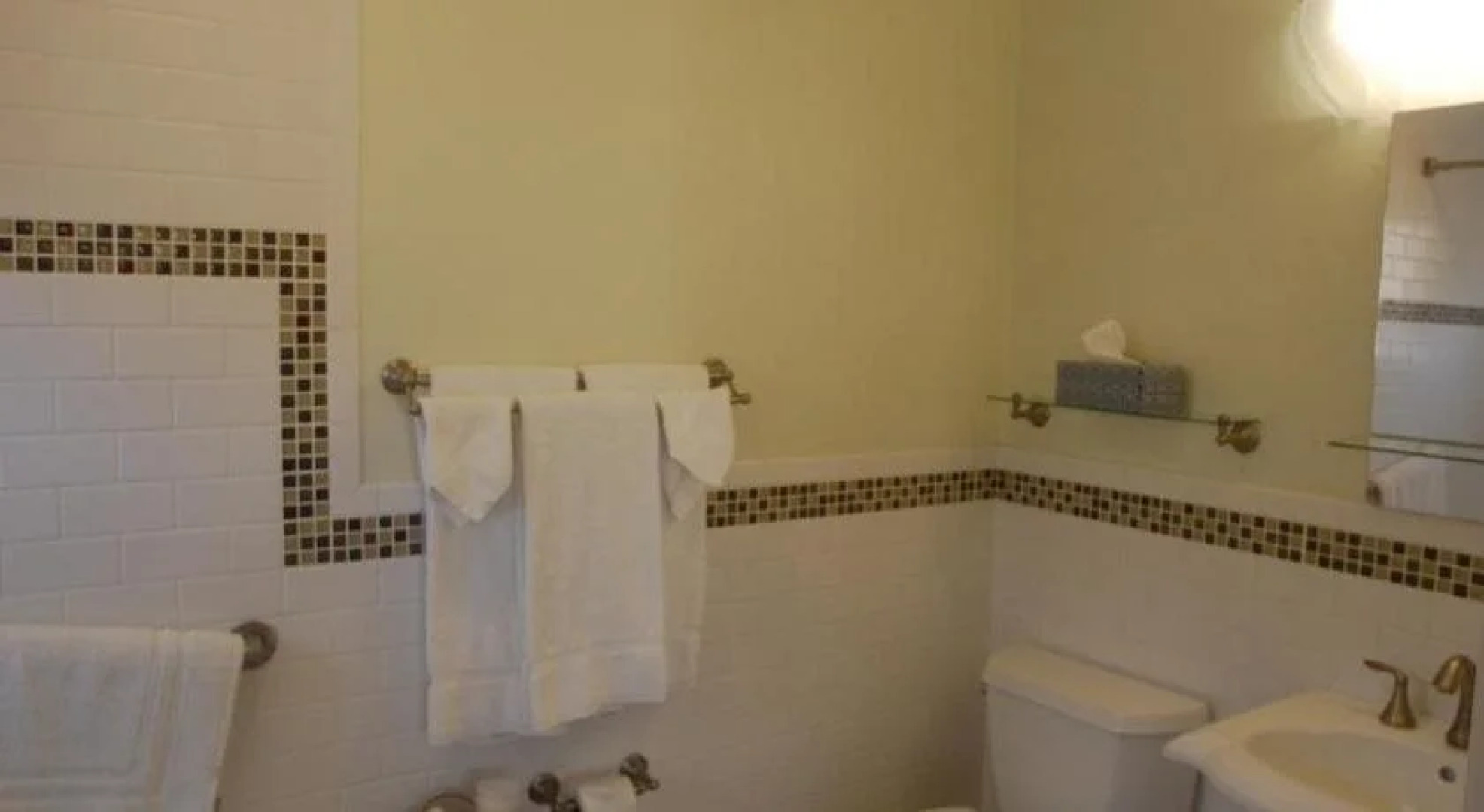 Queen's Inn By the River