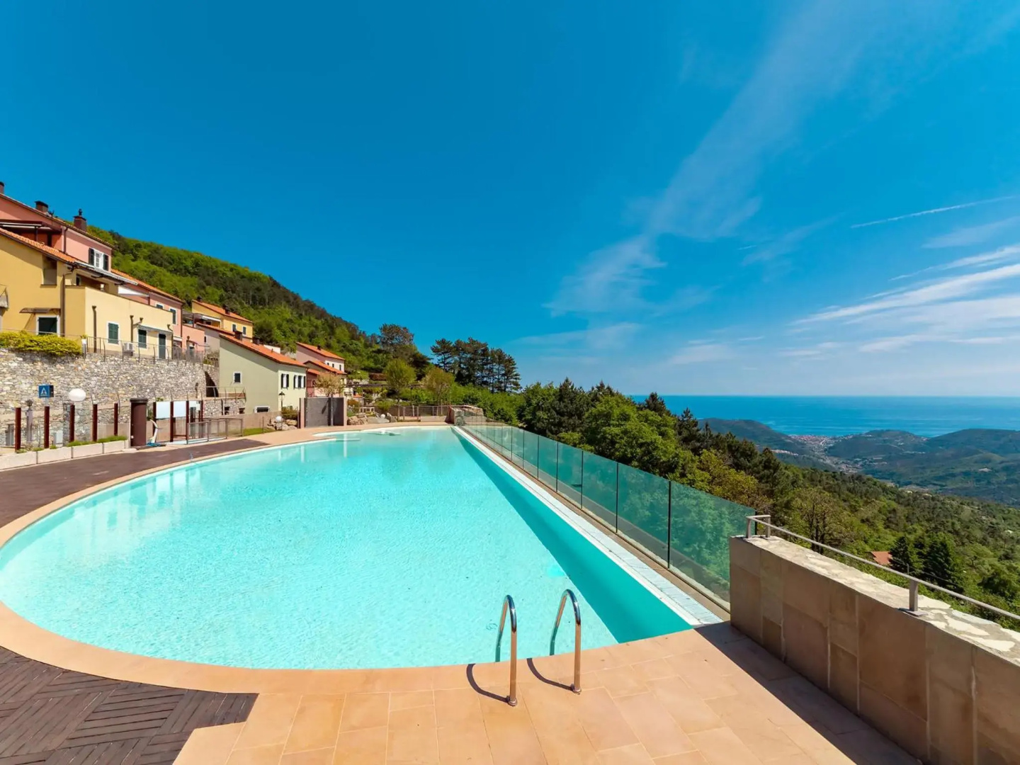 Albatros - swimming pool with sea view and small terrace