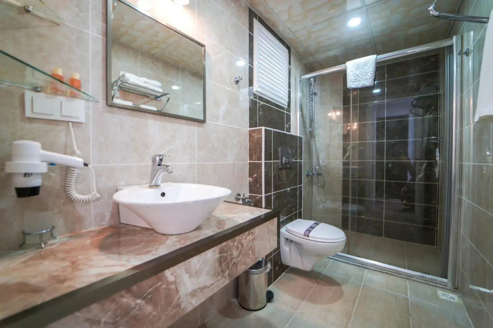 Voswos Garage Coffee & Hotel