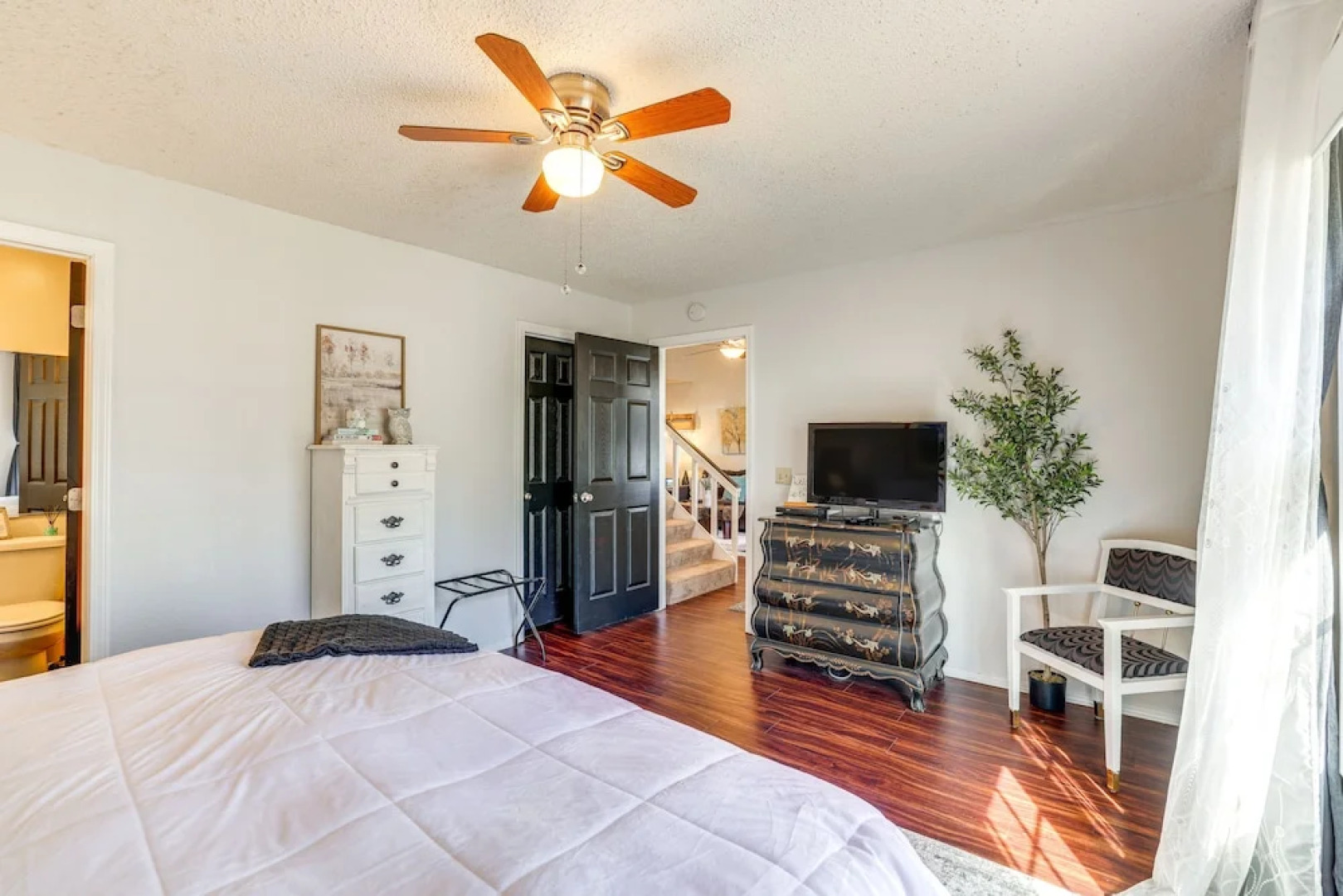 Holiday Island Escape w/ Panoramic Lake Views