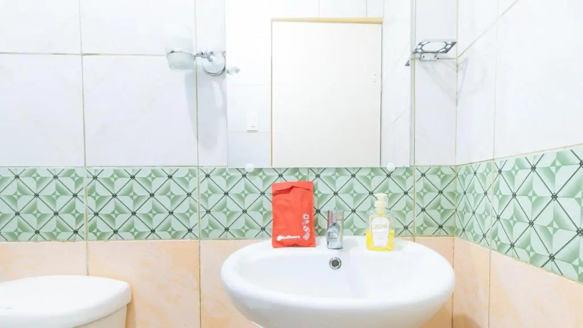 RedDoorz Plus near Bangui Windmills - Vaccinated Staff