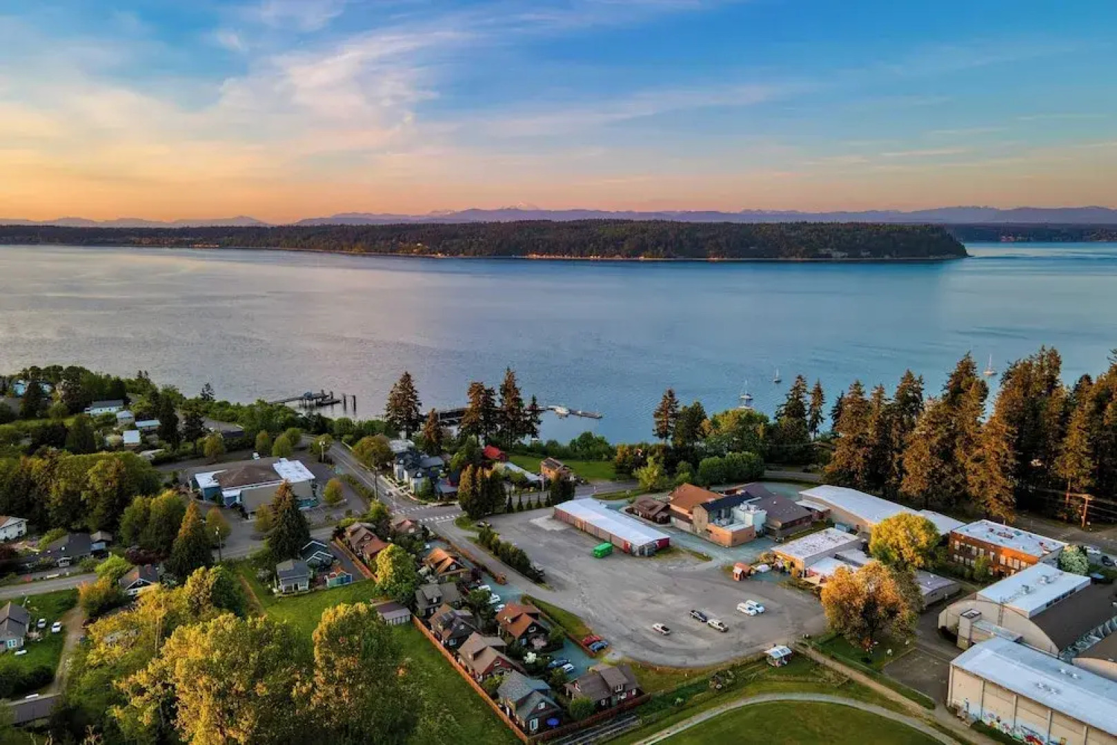 Sunny Backyard, Fireplace, Coastal Access in Peaceful Neighborhood Near Shopping