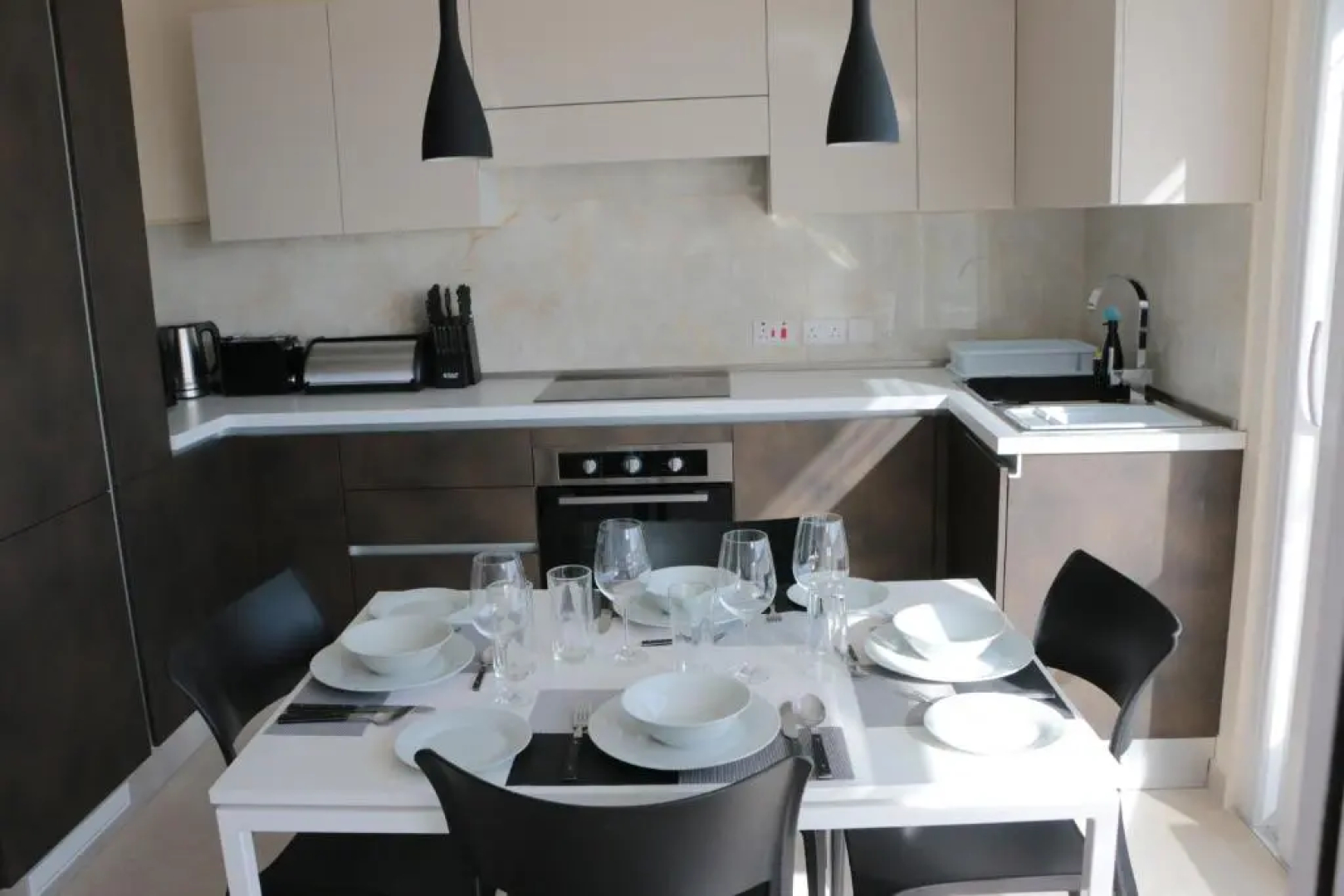 Wileg 4A Luxury Studio Apartment with Shared Swimming Pool.