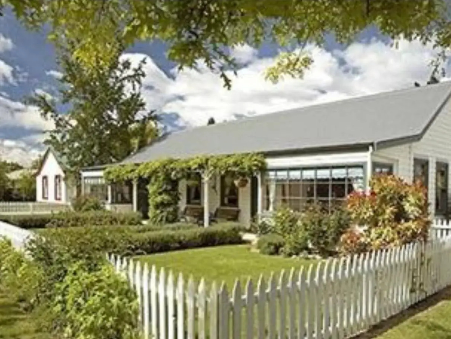 Settlers Cottage Motel