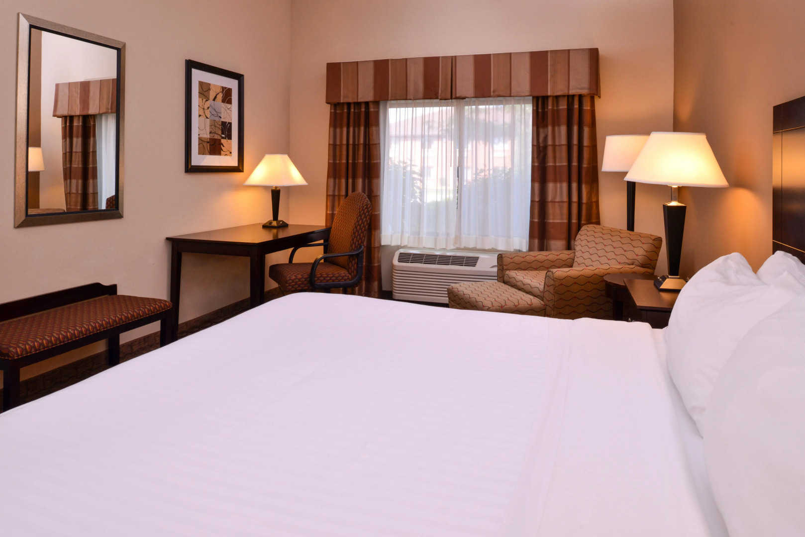 Holiday Inn Express and Suites Fairmont by IHG