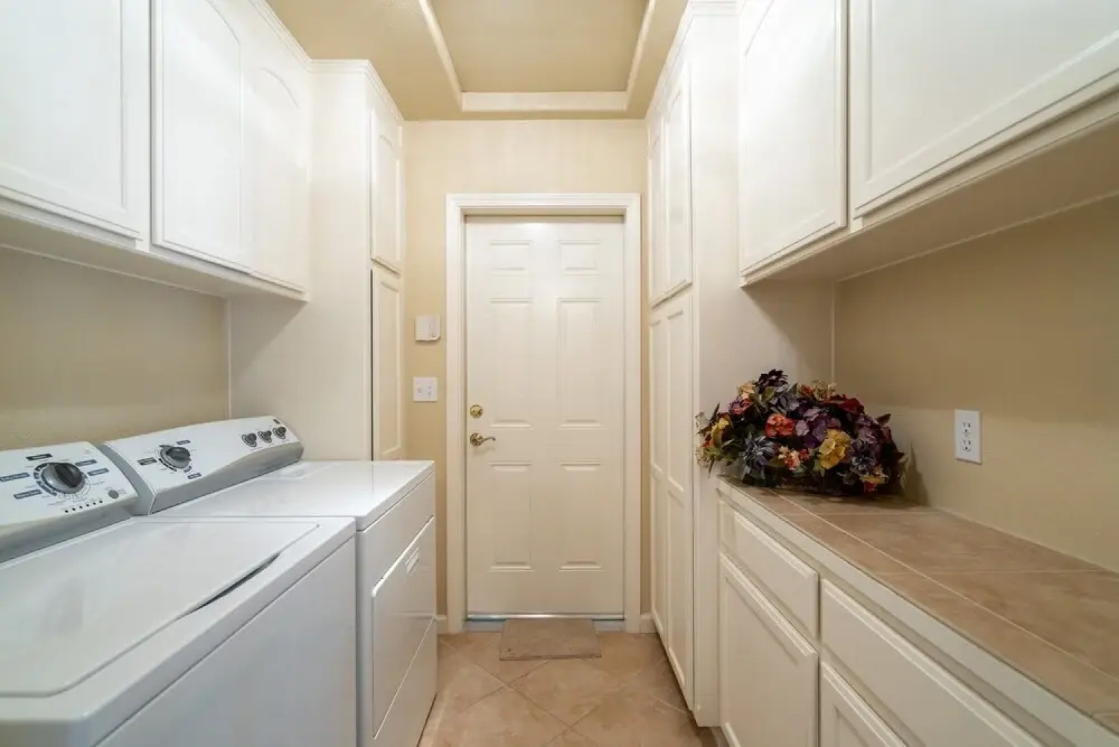 Happy Trails - Updated Home with Cozy Sunroom by Yosemite Region Resorts