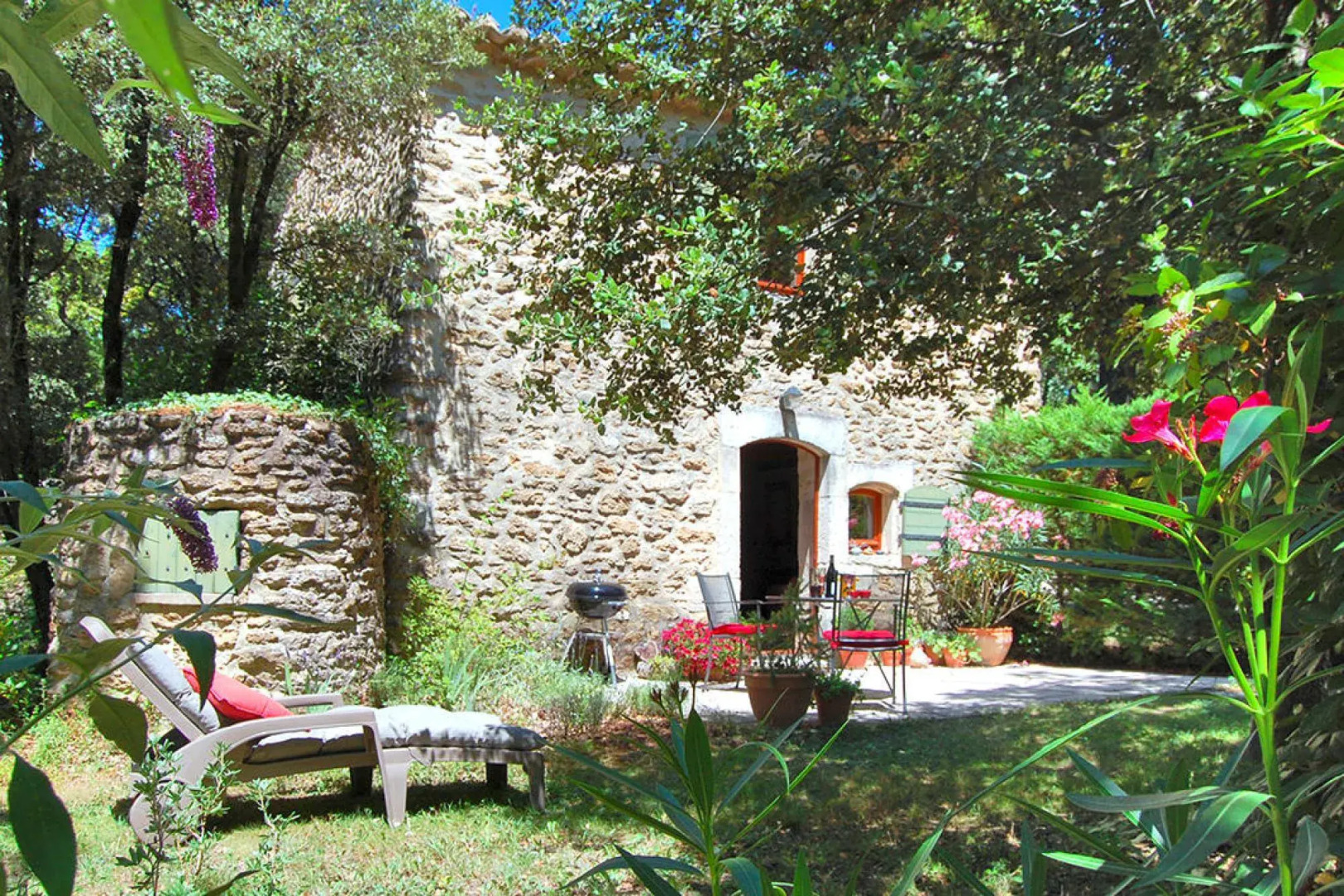 Pretty stone house with own terrace and private garden, Grignan