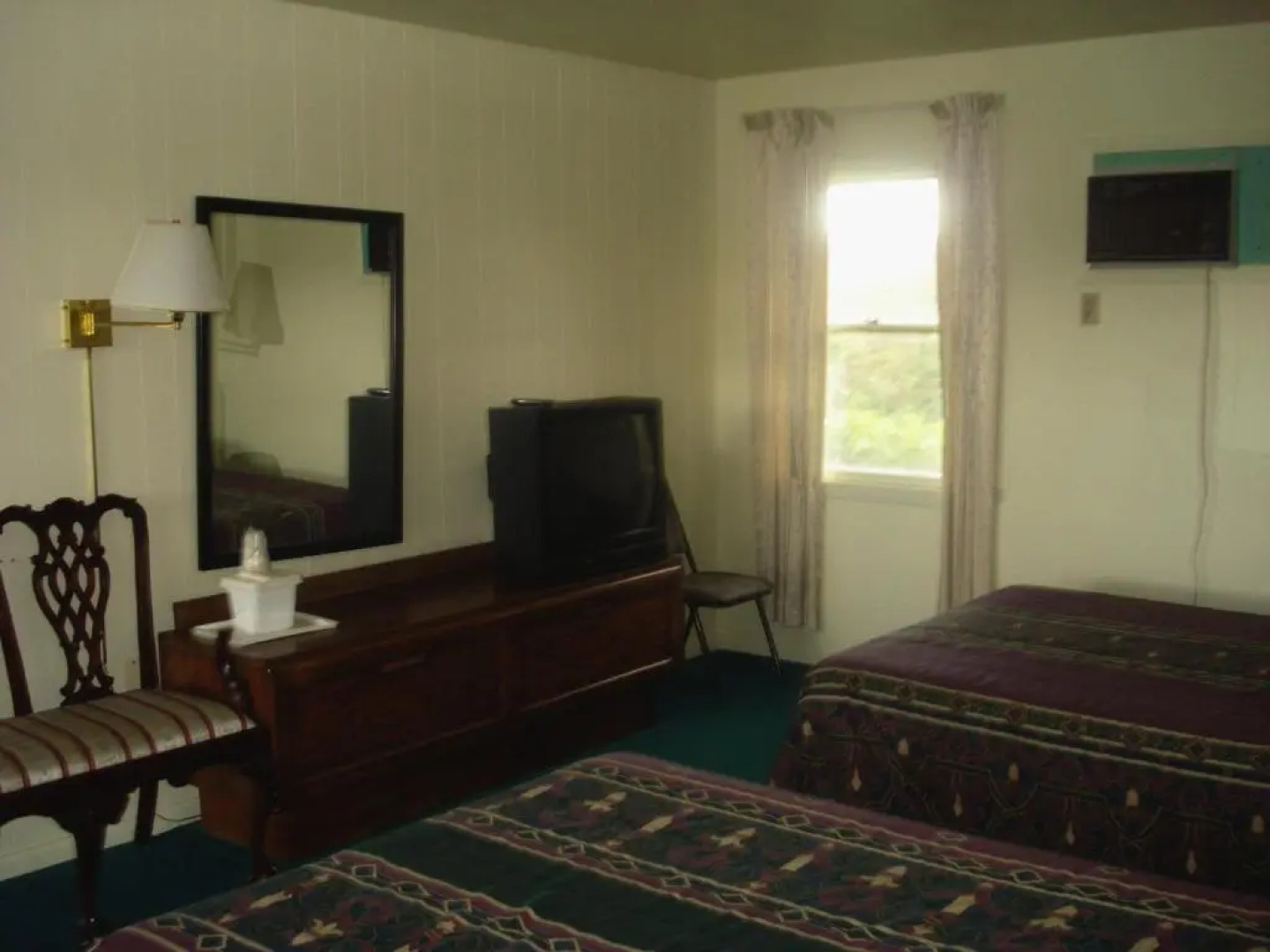 Thruway Holiday Motel