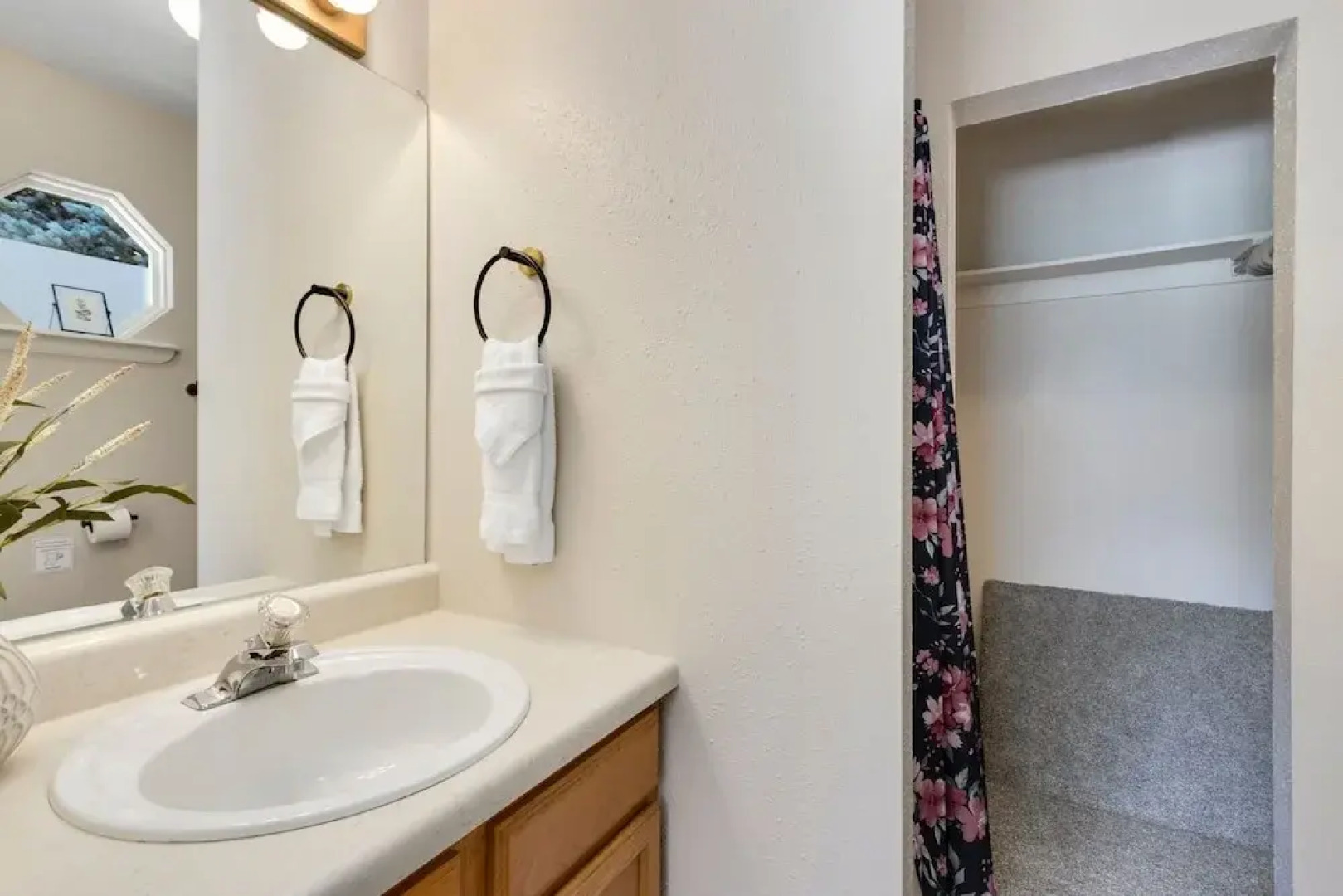 Downtown Windsor Home With Hot Tub & Pool Table