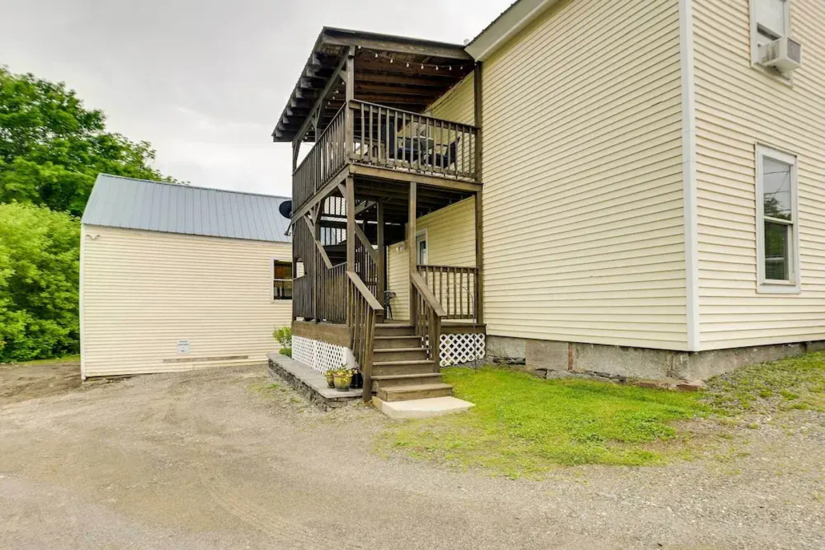 Chic & Central Apartment ~ 6 Mi to Sebec Lake!