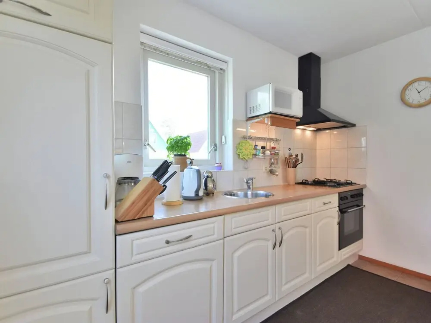 Attractive Holiday Home in Zonnemaire by the Lake