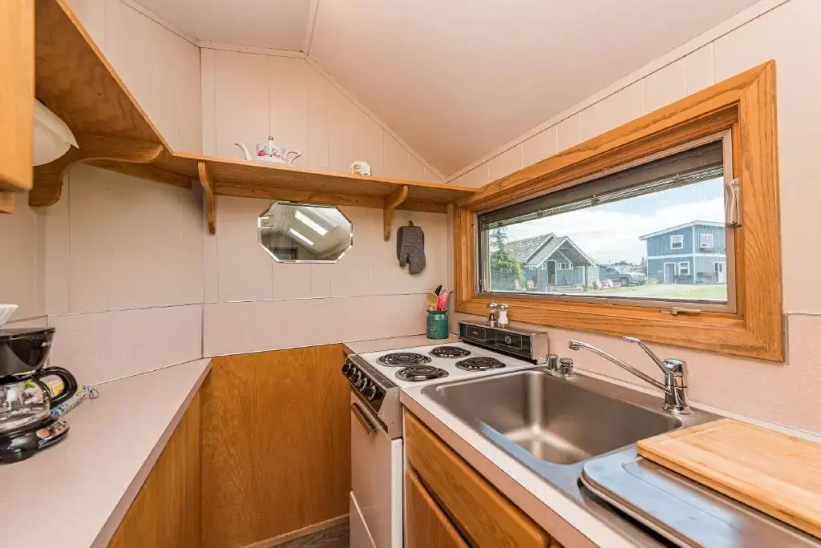 Juan de Fuca Waterfront Hotel & Cottages