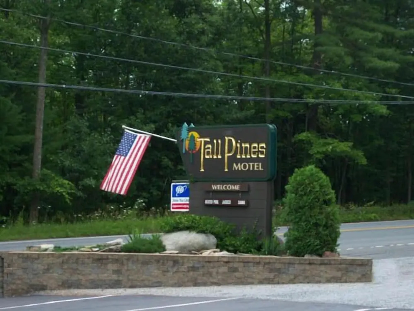 Tall Pines Motel