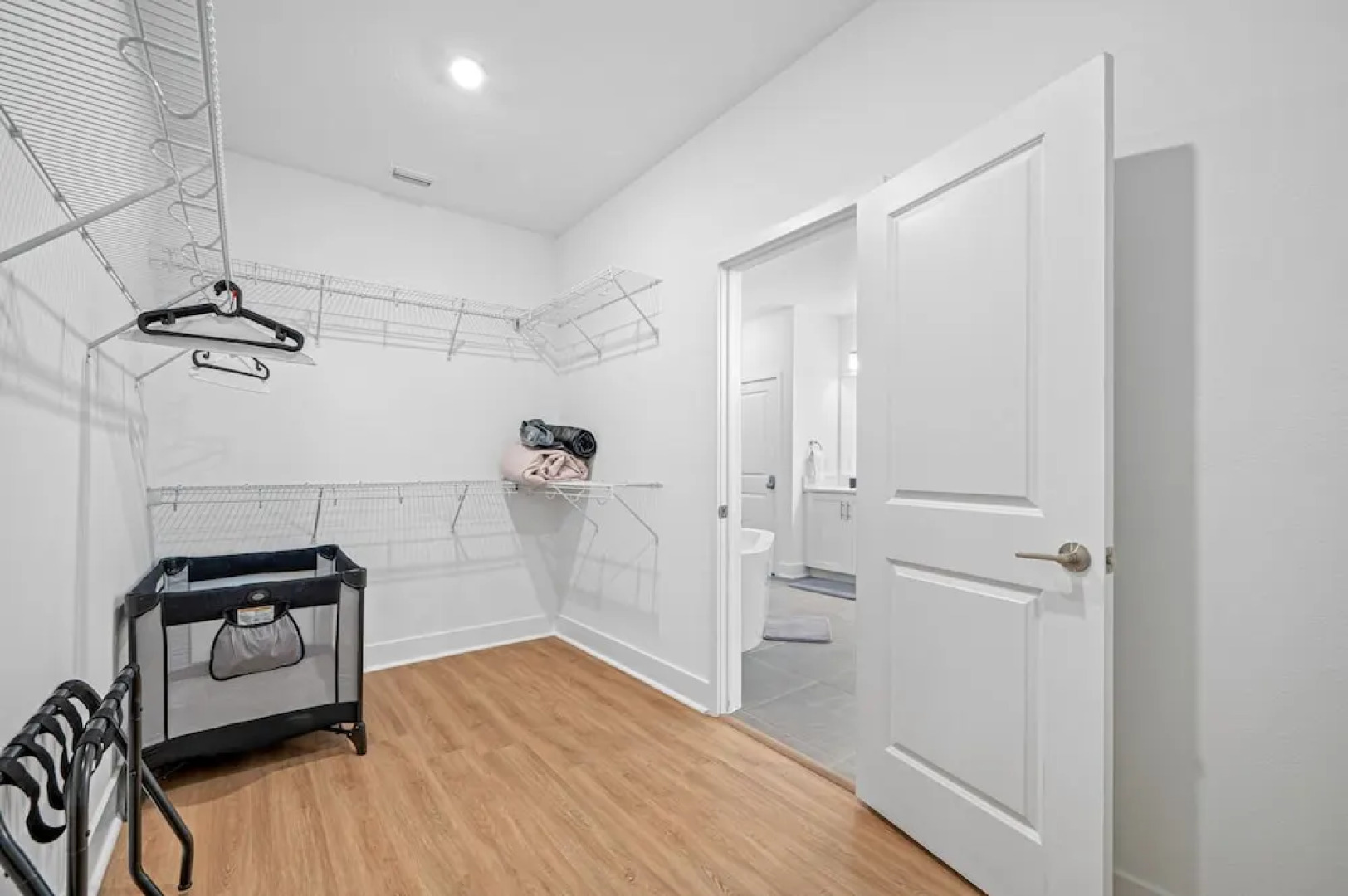 Luxury Modern Villa w/ Pool, Jacuzzi & Amenities!