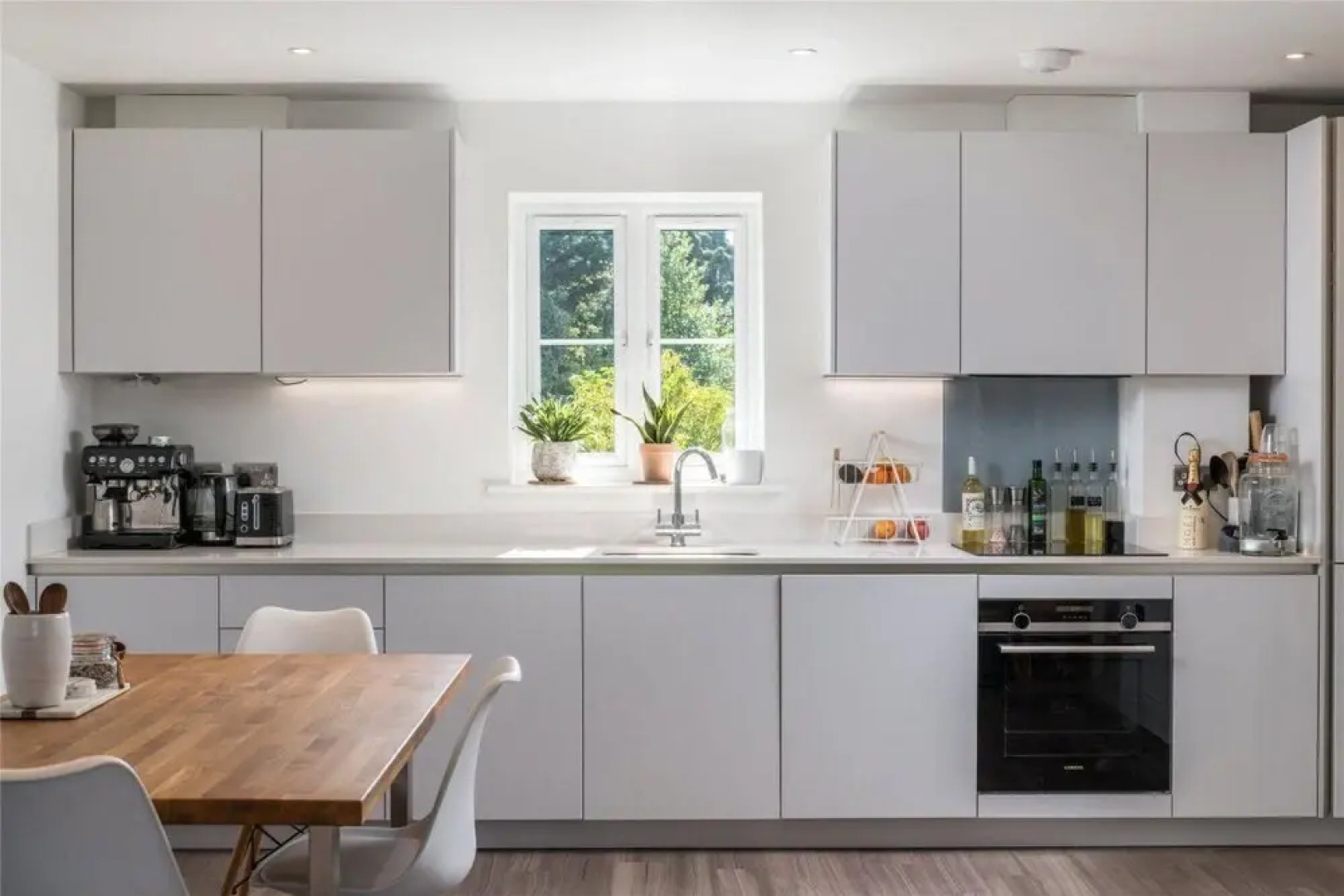 2 Bed 2 Bath Apt Close to Reigate Station - 2230