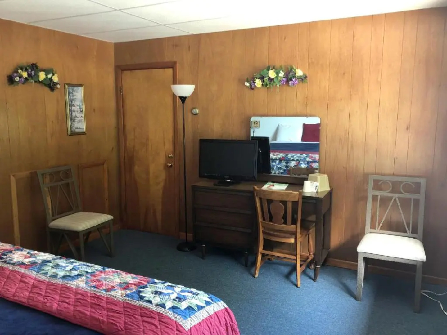 Showboat Motel Restaurant & Bar