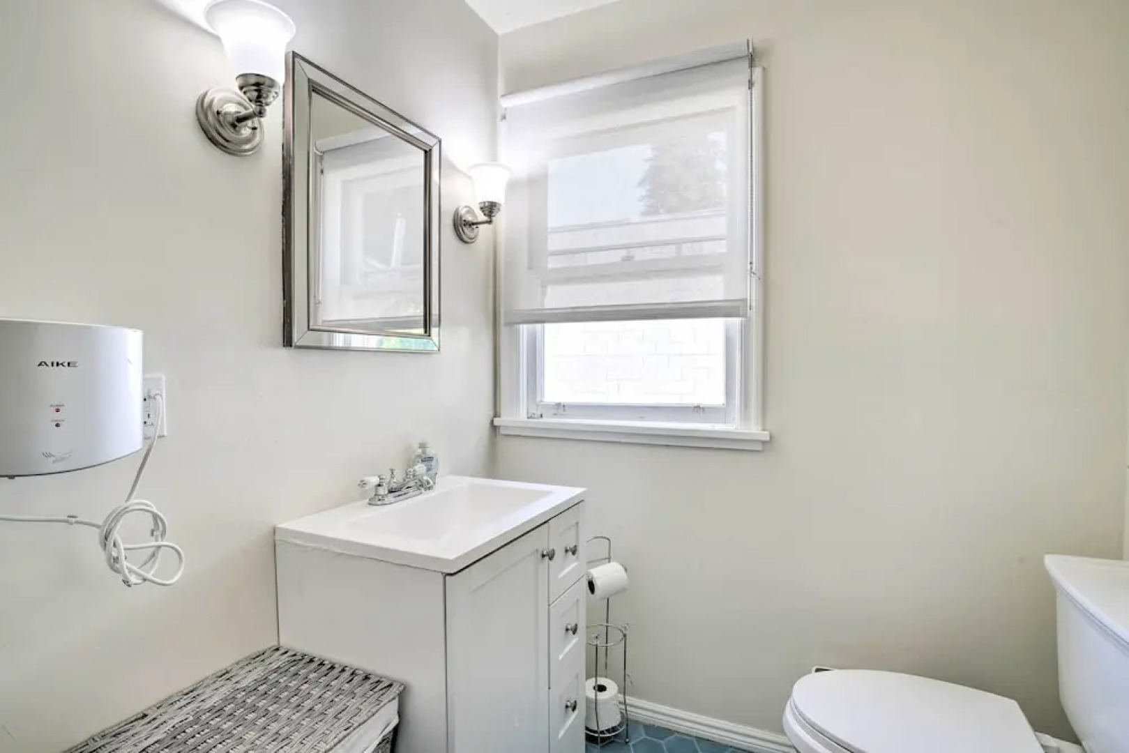 \sun-dappled Retreat: Walk to Restaurants!