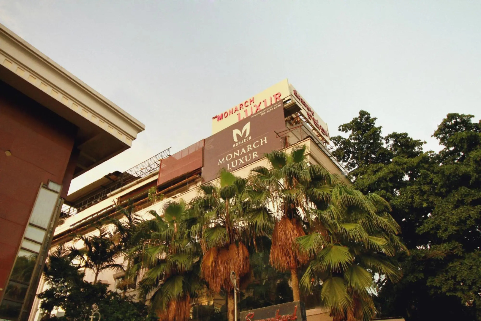 Monarch Luxur