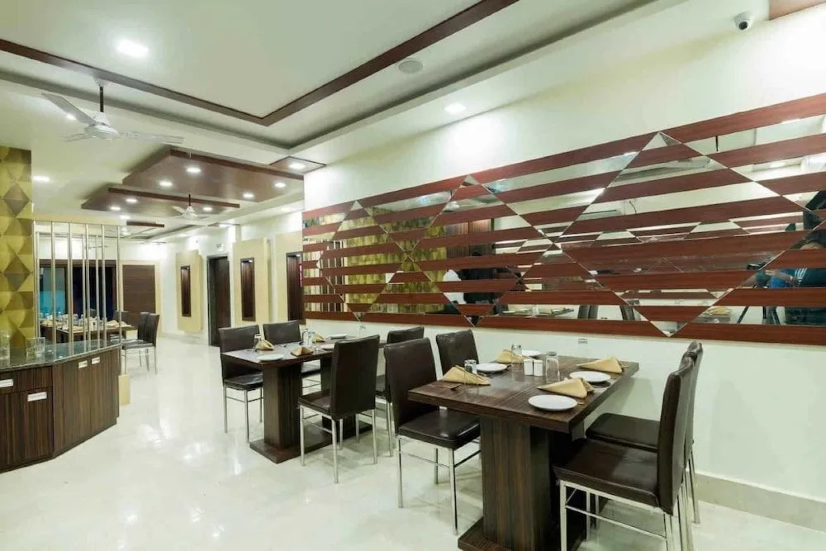 OYO 6709 Hotel L N International