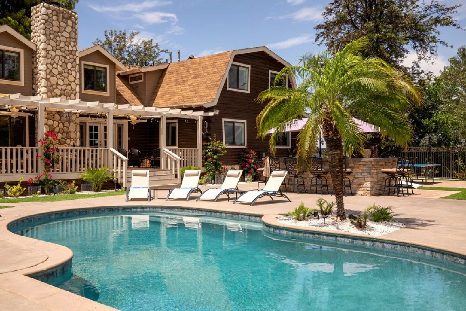 Chateau Syrah by Avantstay Picturesque Estate w/ Pool, Hot Tub, Pool Table & Table Tennis New Pickleball Court + Basketball Hoop