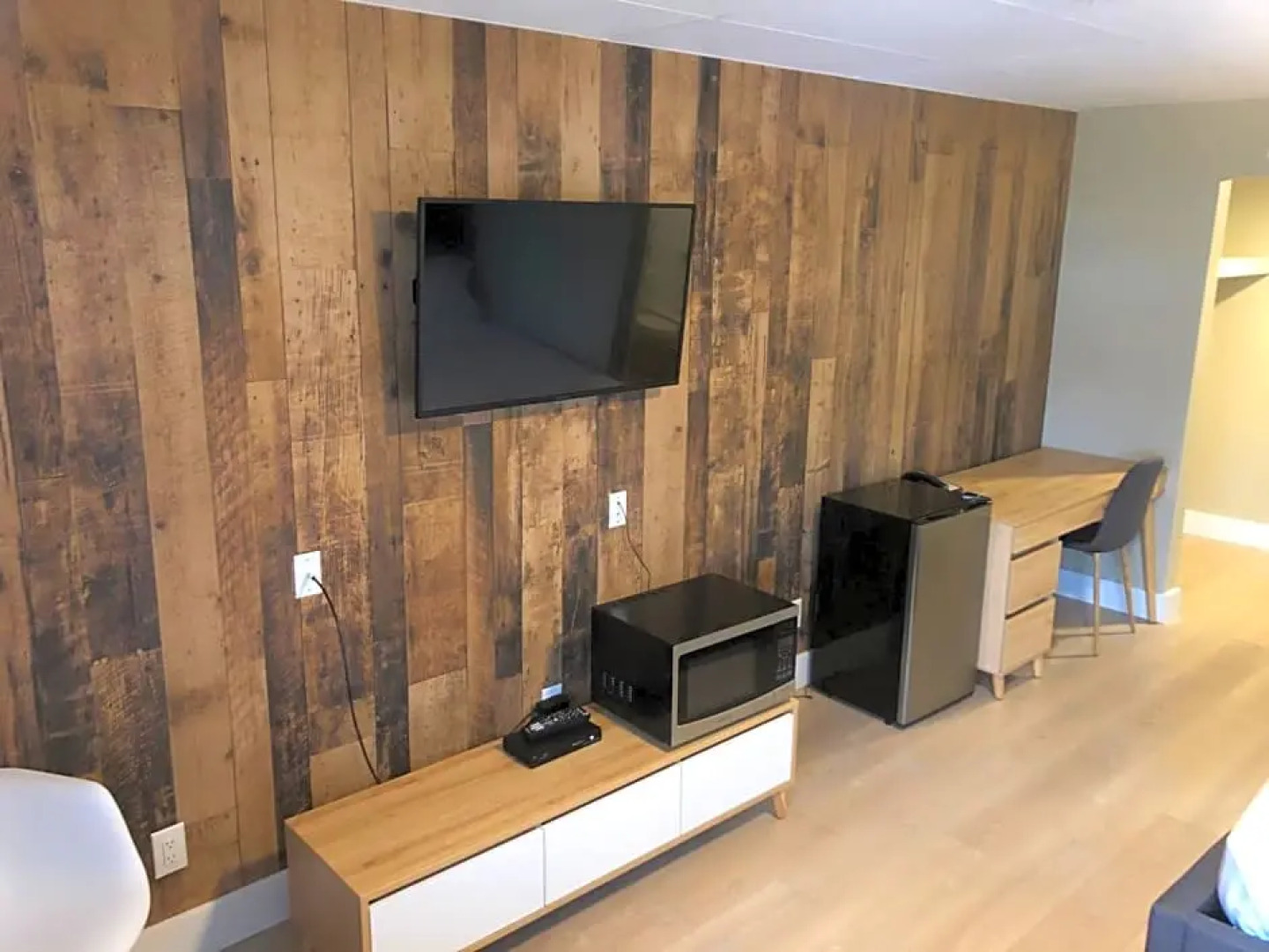 Camrose Le Chateau Hotel