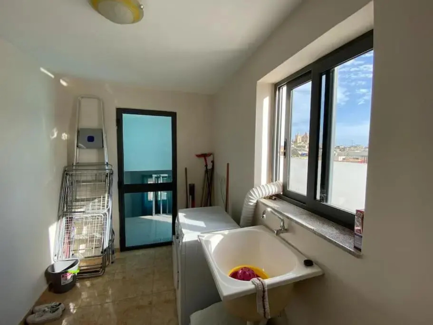 May Flower: Modern Flat close to Airport/Bus Stops