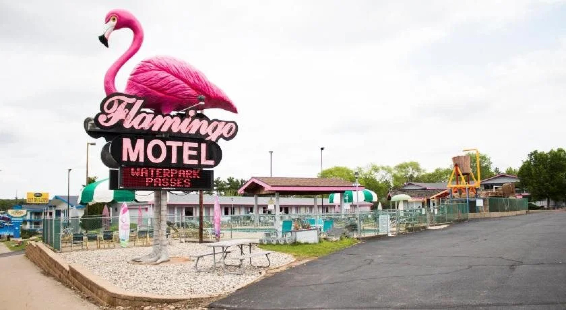 Flamingo Motel & Suites