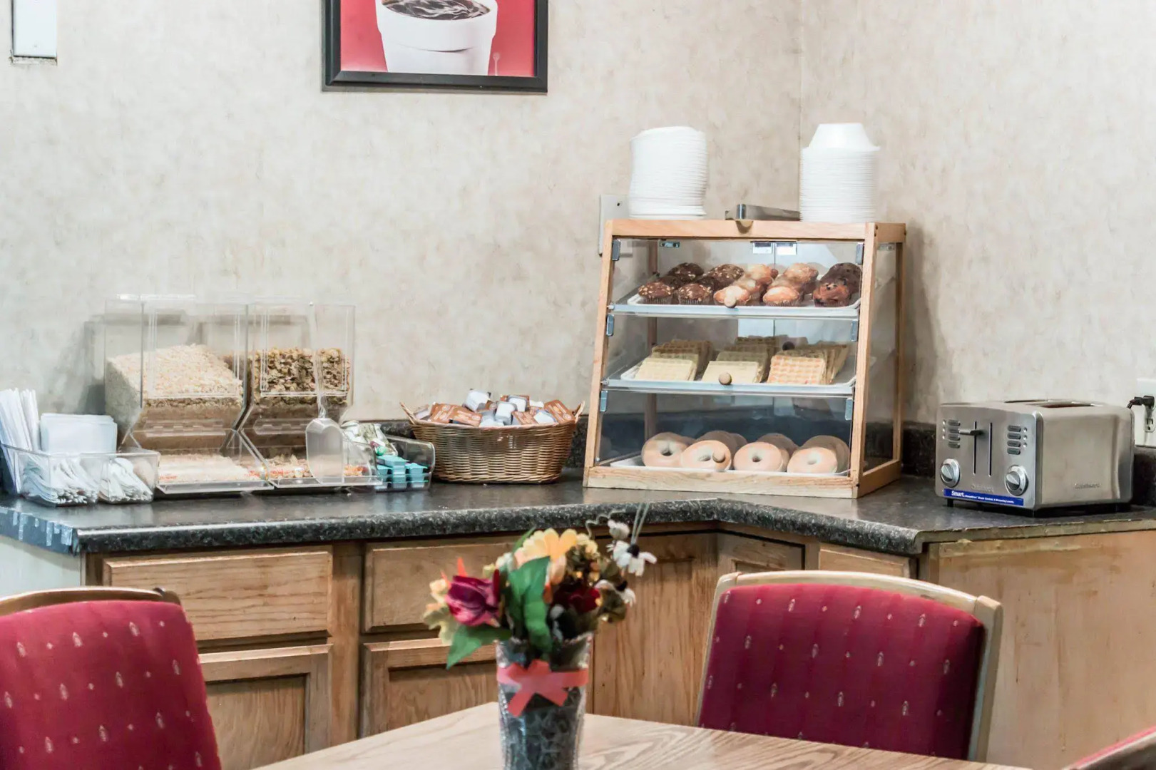 Econo Lodge & Suites