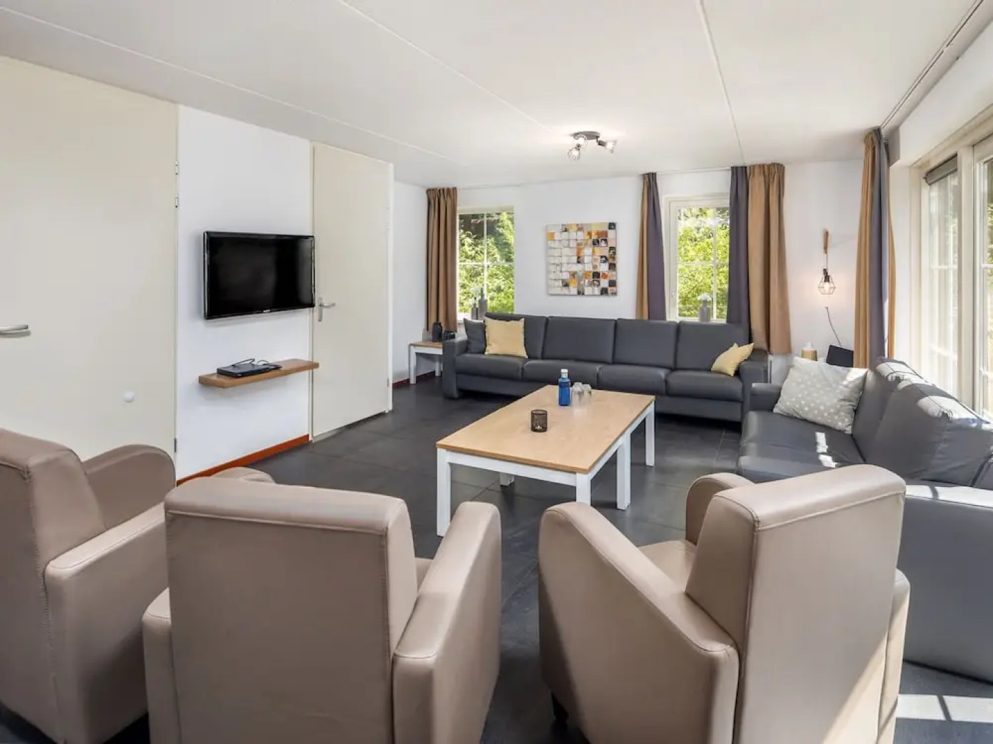 Spacious Home With a Whirlpool and six Bathrooms, in Twente