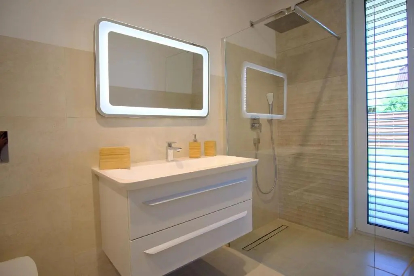 Max White Apartments