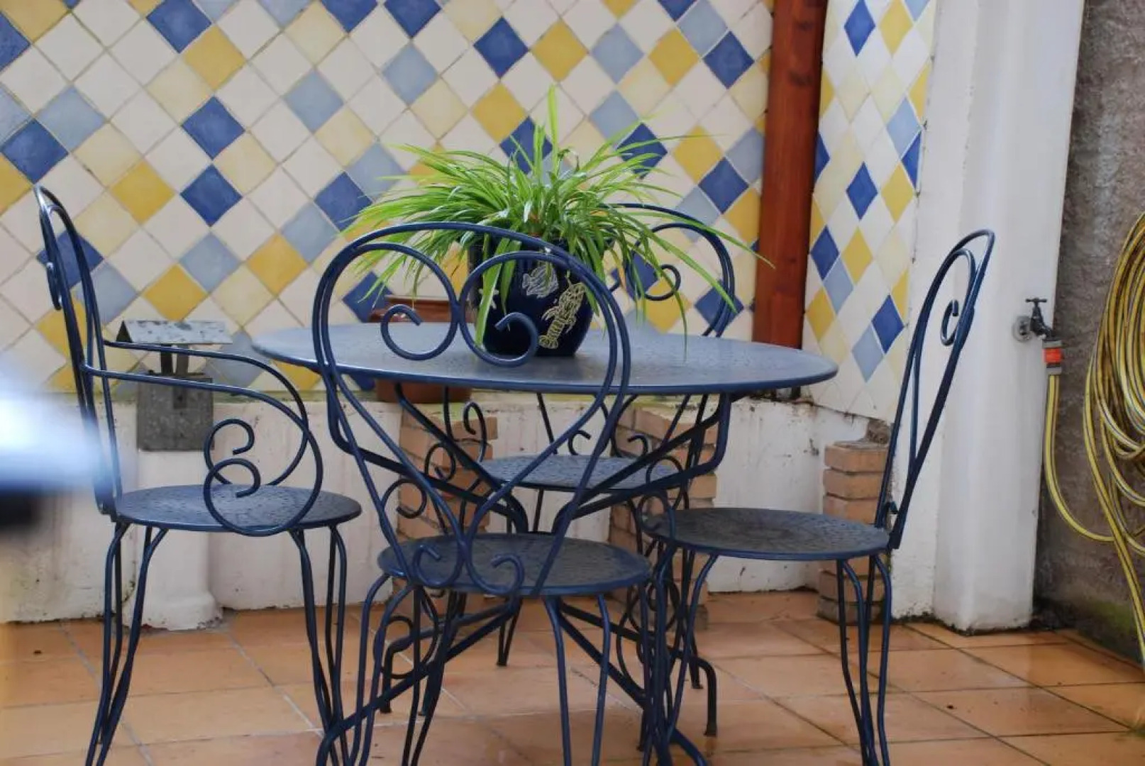 Volets Bleus et Briques Rouges