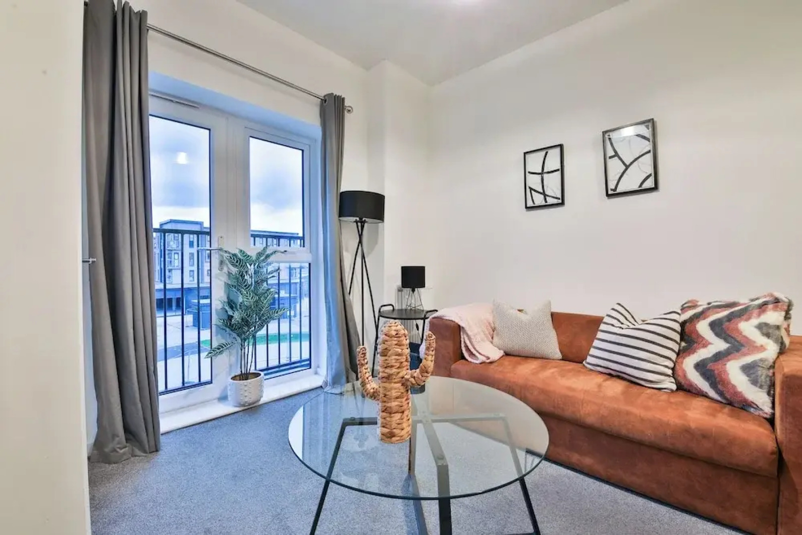 2 Bed Flat with Parking Near Waterfront