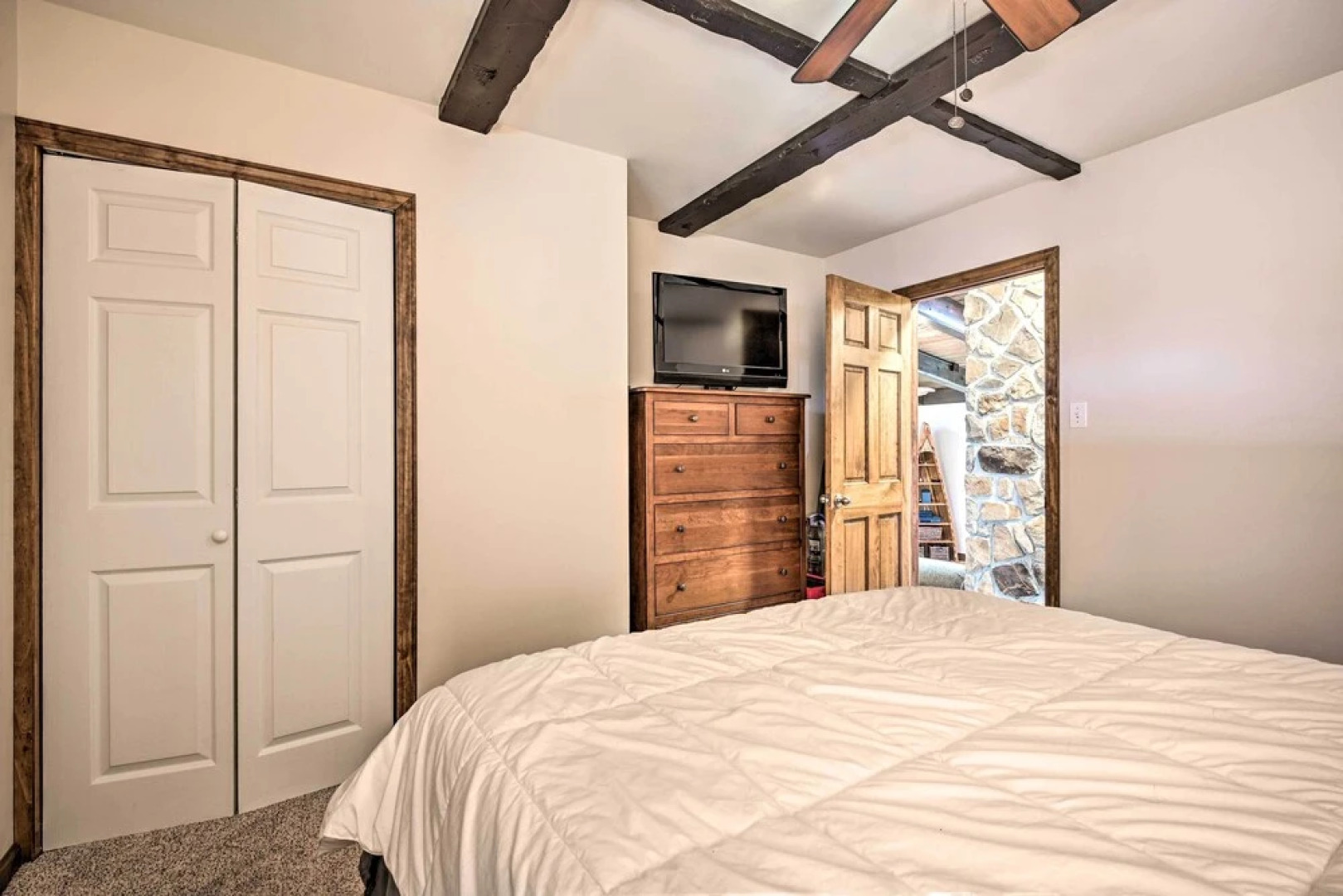 Indian Lake Retreat w/ Wet Bar & Covered Deck