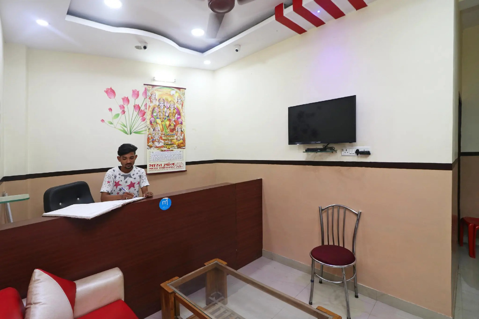 SPOT ON 45291 Bharat Lodge