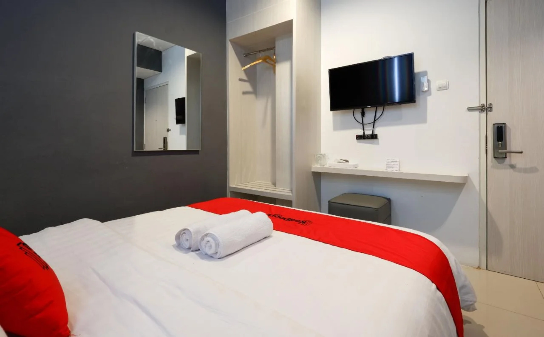 RedDoorz Plus near Ciputra Mall Simpang Lima